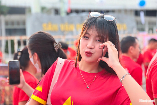 Cổ động viên nhuộm đỏ Mỹ Đình trước trận chung kết tuyển Việt Nam gặp Thái Lan