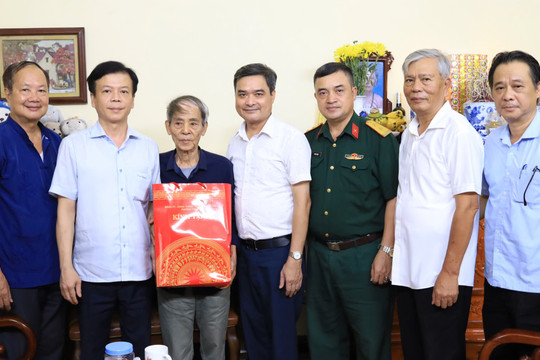 Phường Tây Hồ thăm, tặng quà người có công dịp Quốc khánh 2-9