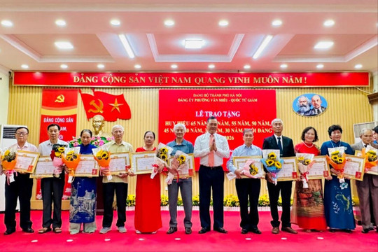 Phường Văn Miếu - Quốc Tử Giám trao Huy hiệu Đảng dịp 2-9 tặng 245 đảng viên