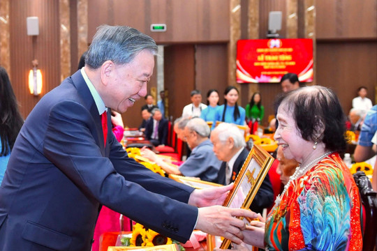 Các đồng chí lãnh đạo Đảng, Nhà nước trao Huy hiệu đảng tặng đảng viên lão thành đợt 2-9