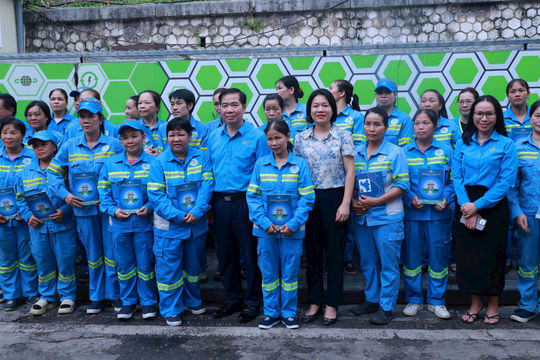 Công nhân môi trường ấm lòng nhận quà của tổ chức Công đoàn