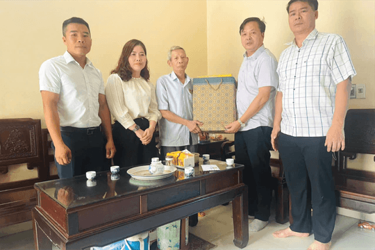 Xã Hồng Sơn tổ chức thăm, tặng quà người có công dịp Quốc khánh 2-9