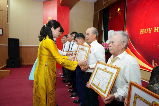 Xã Phù Đổng trao Huy hiệu Đảng đợt 2-9