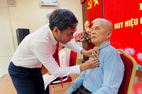 Đoài Phương: 84 đảng viên được trao tặng Huy hiệu Đảng đợt 2-9