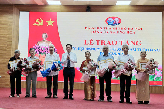Xã Ứng Hòa có 95 đảng viên được trao tặng, truy tặng Huy hiệu Đảng đợt 2-9