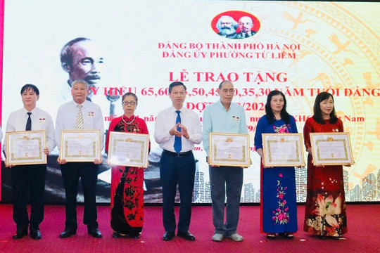 Phường Từ Liêm: Trao Huy hiệu Đảng tặng đảng viên lão thành