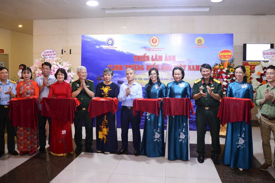 Khai mạc triển lãm ảnh “Linh thiêng biển đảo Việt Nam”