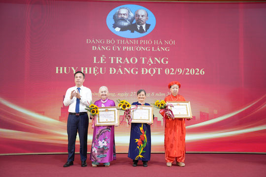 Phường Láng trao Huy hiệu Đảng tặng đảng viên tiêu biểu