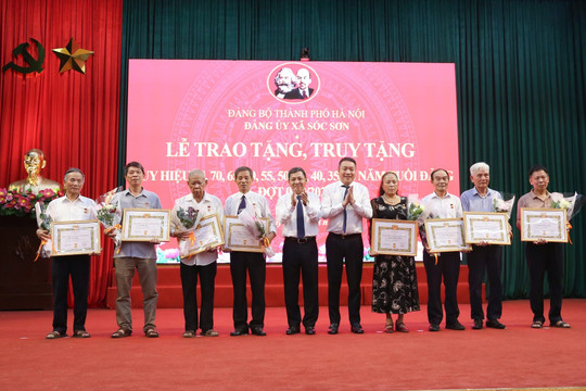 Xã Sóc Sơn trao tặng Huy hiệu Đảng đợt 2-9 cho các đảng viên
