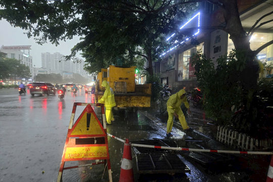 Chiều 27-8, Hà Nội mưa lớn, có nơi vượt 100mm
