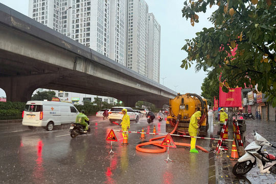 Hà Nội mưa lớn gây ngập cục bộ nhưng nước rút nhanh