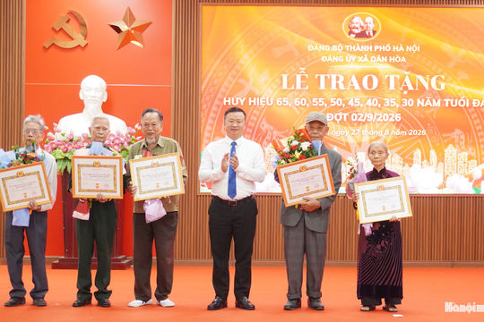 Đảng ủy xã Dân Hòa trao Huy hiệu Đảng tặng 93 đảng viên