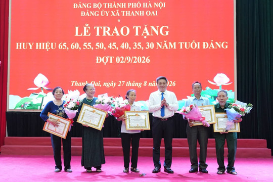 Xã Thanh Oai trao tặng Huy hiệu Đảng đợt 2-9