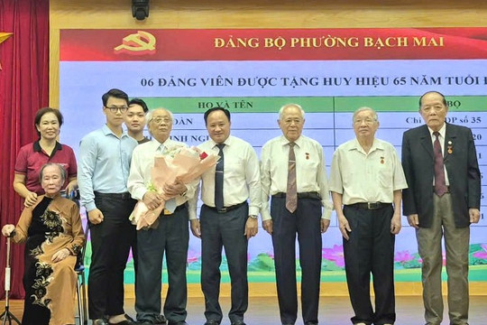 Phường Bạch Mai: 353 đảng viên vinh dự được trao tặng Huy hiệu Đảng đợt 2-9
