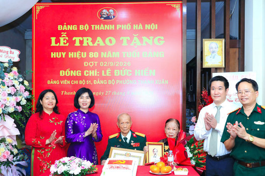 Đồng chí Phùng Thị Hồng Hà trao Huy hiệu Đảng tặng đảng viên lão thành