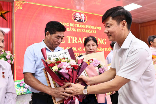 Xã Hòa Xá trao tặng Huy hiệu Đảng cho 100 đảng viên