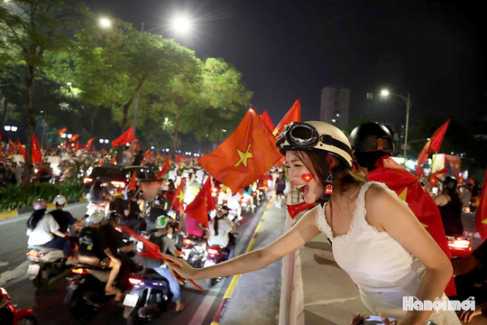 Biển người nhuộm đỏ phố phường mừng chiến thắng