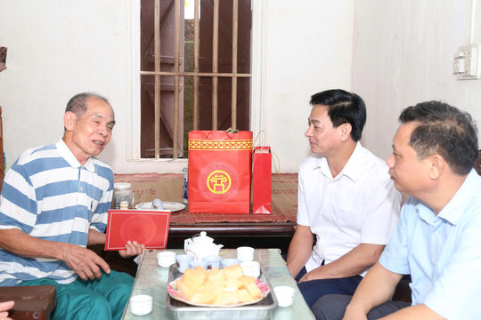Bất Bạt: Thăm, tặng quà người có công dịp Quốc khánh 2-9