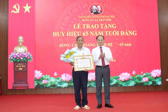 Xã Trần Phú trao tặng Huy hiệu Đảng dịp Quốc khánh 2-9