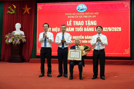 Đảng viên 80 năm tuổi Đảng ở xã Thuận An vinh dự nhận Huy hiệu dịp 2-9