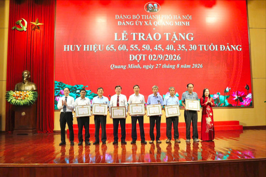Xã Quang Minh trao Huy hiệu Đảng tặng 93 đảng viên