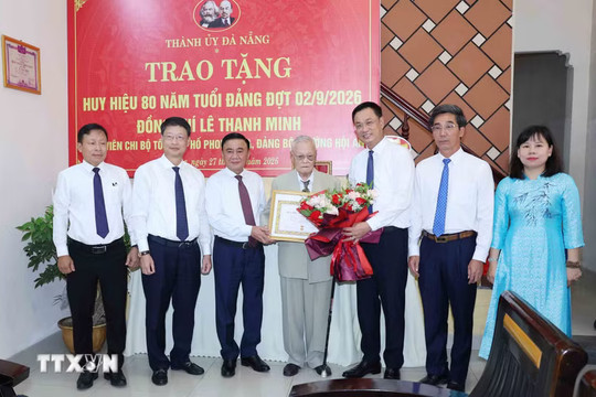 Thường trực Ban Bí thư Trần Cẩm Tú trao Huy hiệu 80 năm tuổi Đảng tại Đà Nẵng