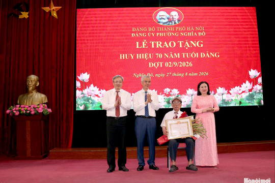 Nghĩa Đô: 526 đảng viên được trao tặng, truy tặng Huy hiệu Đảng