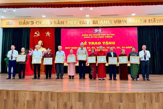 Xã Phúc Thịnh trao Huy hiệu Đảng tặng 142 đảng viên