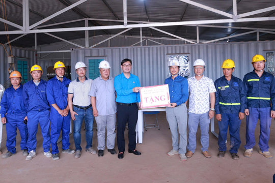 Công đoàn Thủ đô tiếp sức công nhân bám công trường dịp Quốc khánh