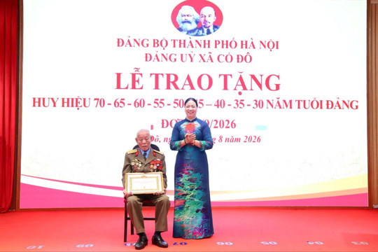 Đảng uỷ xã Cổ Đô tổ chức trao tặng Huy hiệu Đảng đợt 2-9
