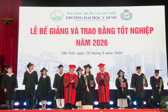 Hơn 400 tân bác sĩ, dược sĩ, cử nhân Trường Đại học Y Dược nhận bằng tốt nghiệp