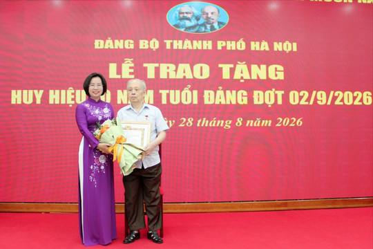 Đảng bộ MTTQ Việt Nam TP Hà Nội trao Huy hiệu Đảng tặng 19 đảng viên