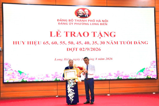 154 đảng viên phường Long Biên vinh dự nhận Huy hiệu Đảng dịp Quốc khánh