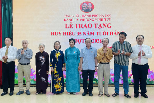 Phường Vĩnh Tuy trao Huy hiệu 35 năm tuổi Đảng tặng 89 đảng viên