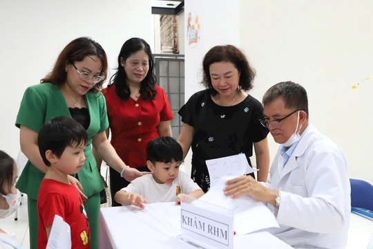 Phường Cửa Nam đảm bảo tiến độ khám sức khỏe cho học sinh trước ngày khai giảng