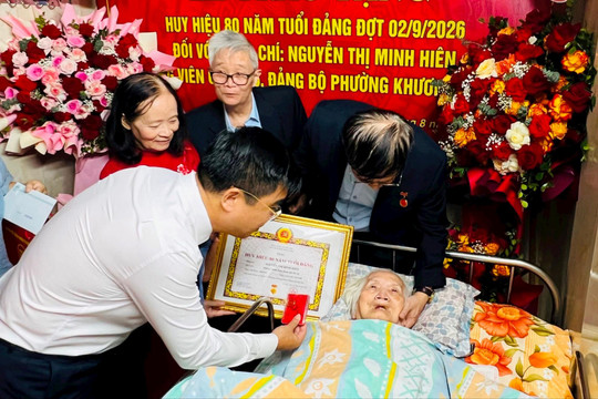 Phường Khương Đình trao Huy hiệu 80 năm tuổi Đảng tặng đảng viên lão thành