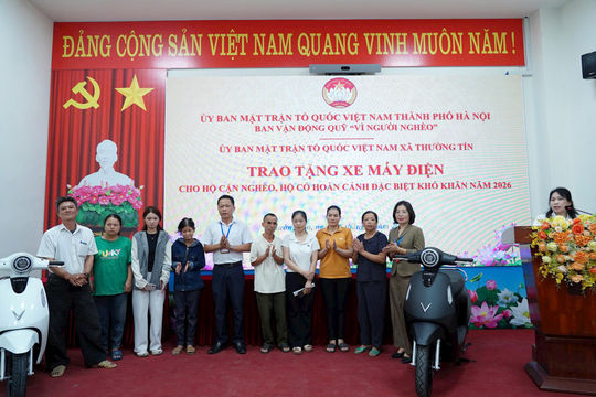 Xã Thường Tín: Trao tặng xe máy điện, "tiếp sức" hộ cận nghèo