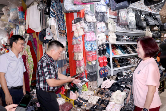 Phường Nghĩa Đô đưa thanh toán số vào chợ dân sinh