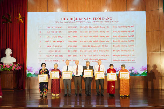 Phường Đại Mỗ trao Huy hiệu Đảng tặng 147 đảng viên