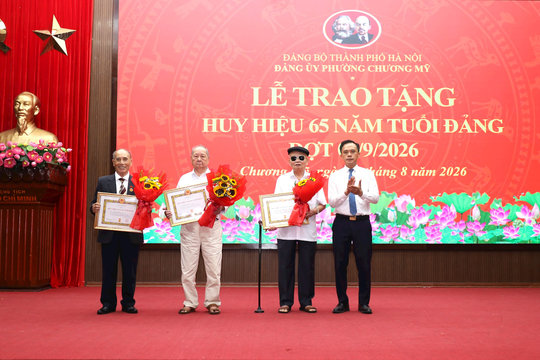 Chương Mỹ trao huy hiệu đảng cho 102 đảng viên