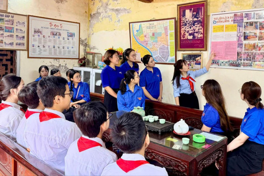 Cách giới trẻ Hà Nội thể hiện tình yêu Tổ quốc