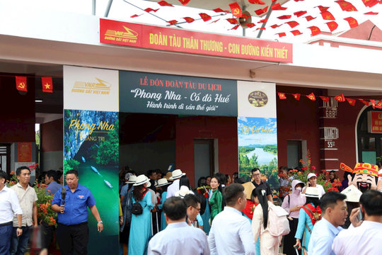 Khai trương đoàn tàu “Phong Nha - Cố đô Huế: Hành trình di sản thế giới”