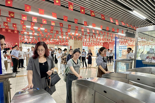 Hà Nội áp dụng vé điện tử liên thông giữa xe buýt và metro từ 1-9