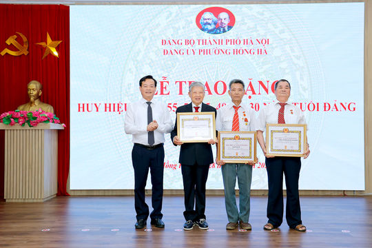 Phường Hồng Hà: 297 đảng viên tiêu biểu được trao Huy hiệu Đảng đợt 2-9