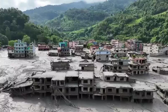 Nepal chạy đua cứu hộ sau lũ quét, hàng trăm du khách nước ngoài vẫn mất tích
