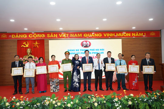 Đảng ủy phường Phúc Lợi trao Huy hiệu Đảng tặng 174 đảng viên