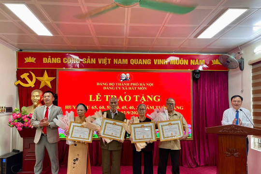 Xã Hát Môn trao tặng, truy tặng Huy hiệu Đảng đợt 2-9