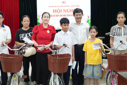 Phường Văn Miếu - Quốc Tử Giám: Tặng xe đạp cho học sinh vượt khó vươn lên