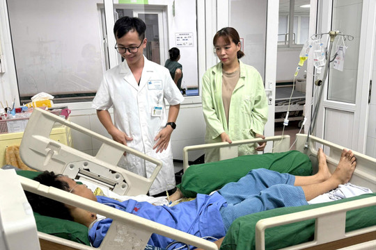 Hà Nội: Cứu sống nam sinh 17 tuổi ngừng tim 45 phút
