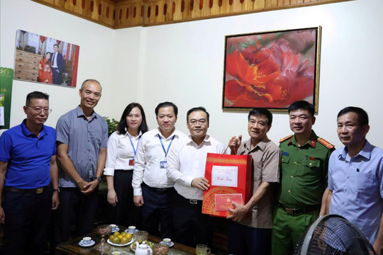Phường Việt Hưng thăm, tặng quà người có công nhân dịp Quốc khánh 2-9